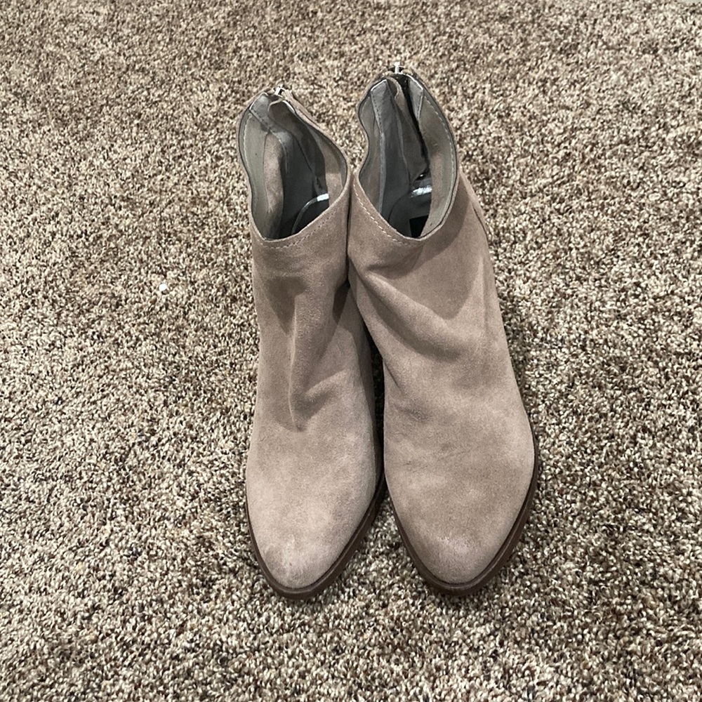 Dolce Vita Stevie Women’s Gray Neutral Suede Chunky Heeled Ankle Boots